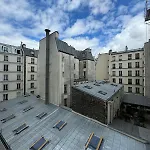 Appartement Situe En Plein Coeur De Paris